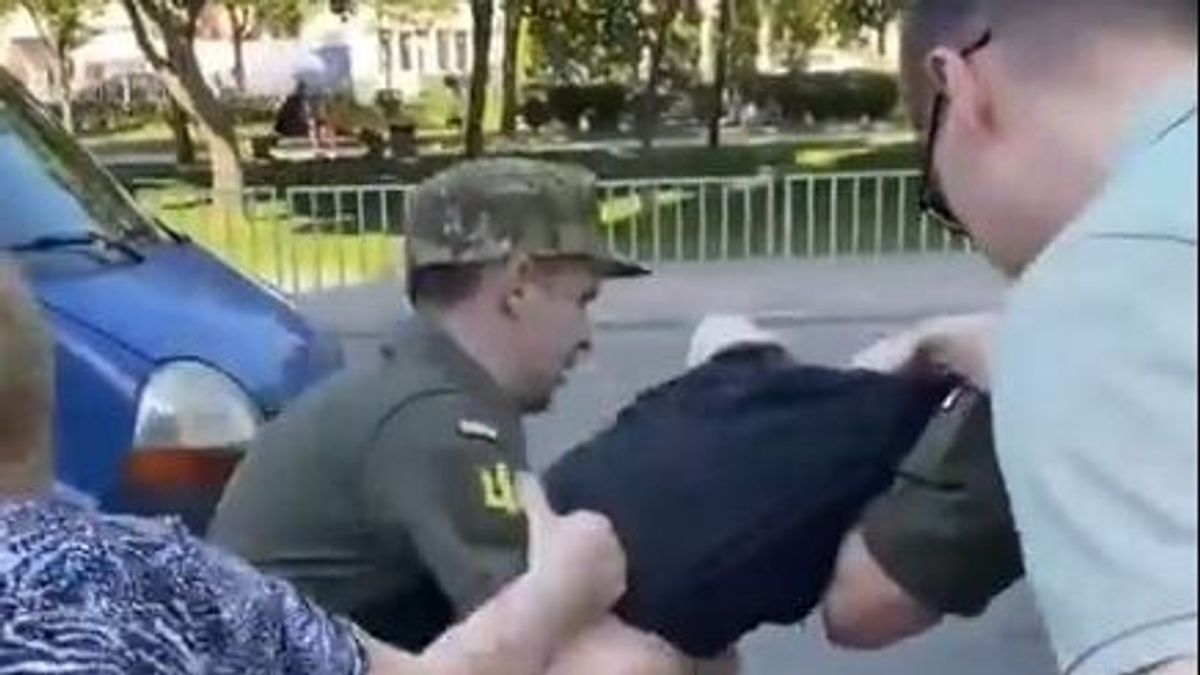 Így menekülnek az ukránok a katonaság elől (VIDEÓ)