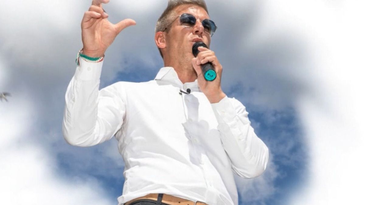Szürreális videó készült Magyar Péterről: Ő egy páratlan kincs, és neki kezet kell csókolni