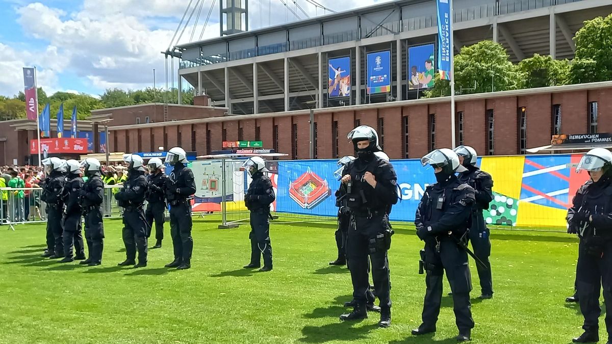 Békés menet: egy pályán a magyar és a svájci szurkolók! (VIDEÓ)