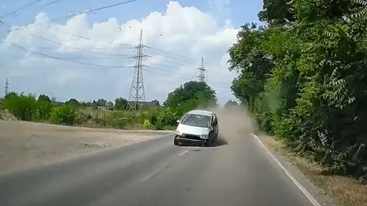 Durva baleset: így bontotta le egy teherautó a nekiütköző autó féloldalát (VIDEÓ)