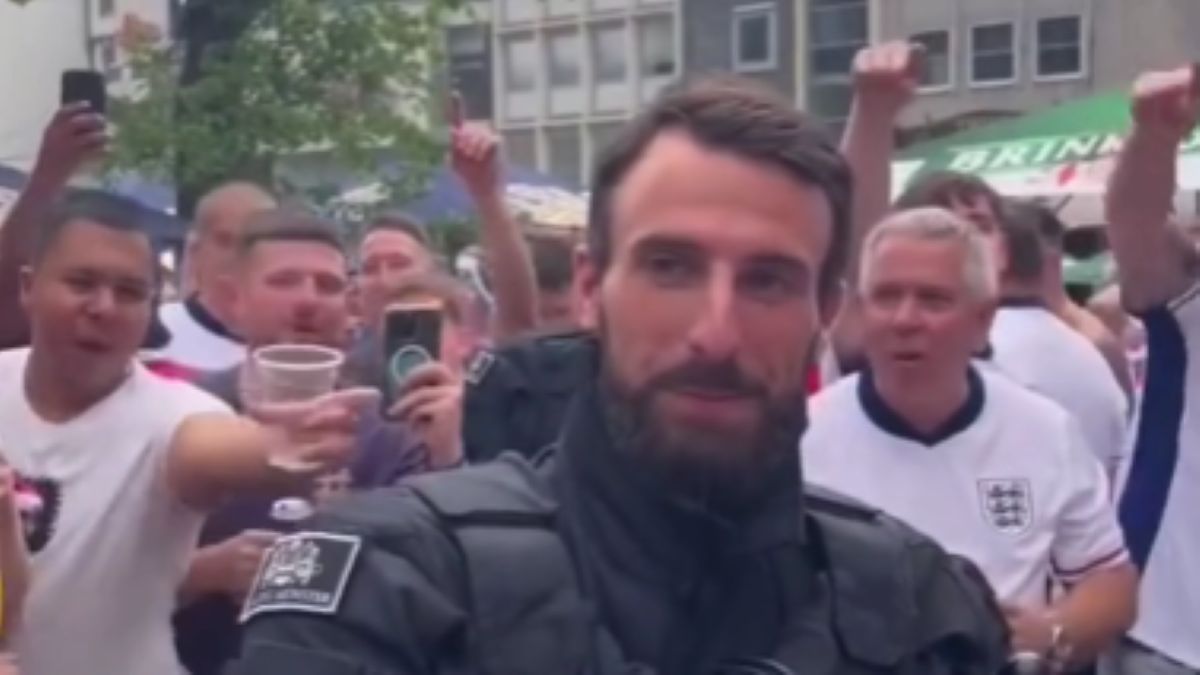 Így ünnepelték az angol szurkolók a szövetségi kapitányukra hasonlító német rendőrt (VIDEÓ)