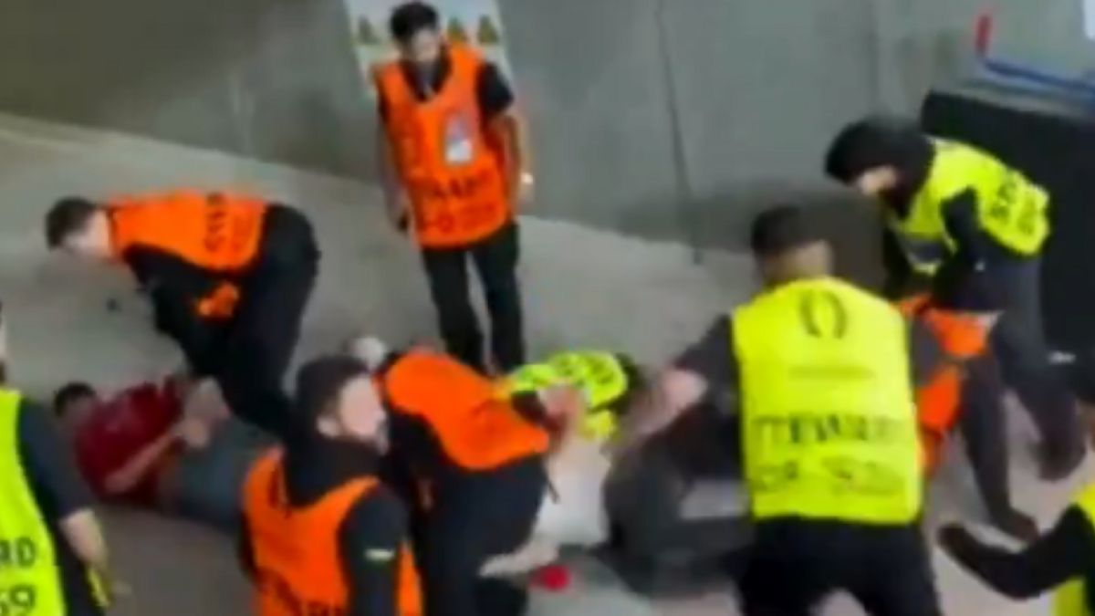 Videón, ahogy a német biztonsági őrök brutális módon megvernek egy szurkolót a stadionban
