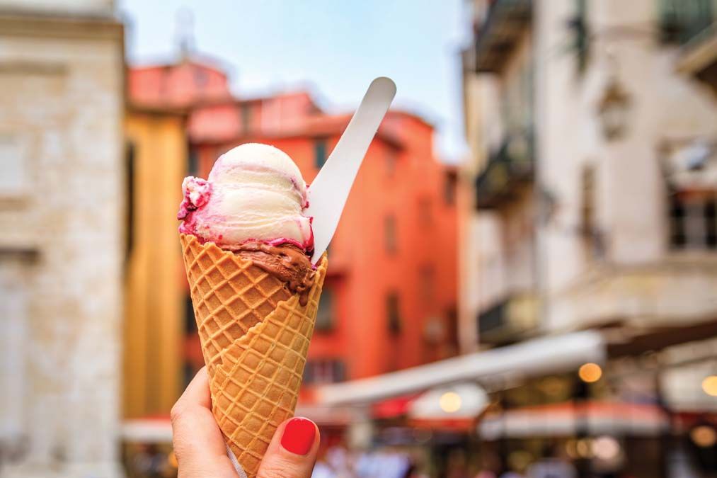 Woman,S,Hand,Holding,Artisanal,Chocolate,And,Amarena,Gelato,In