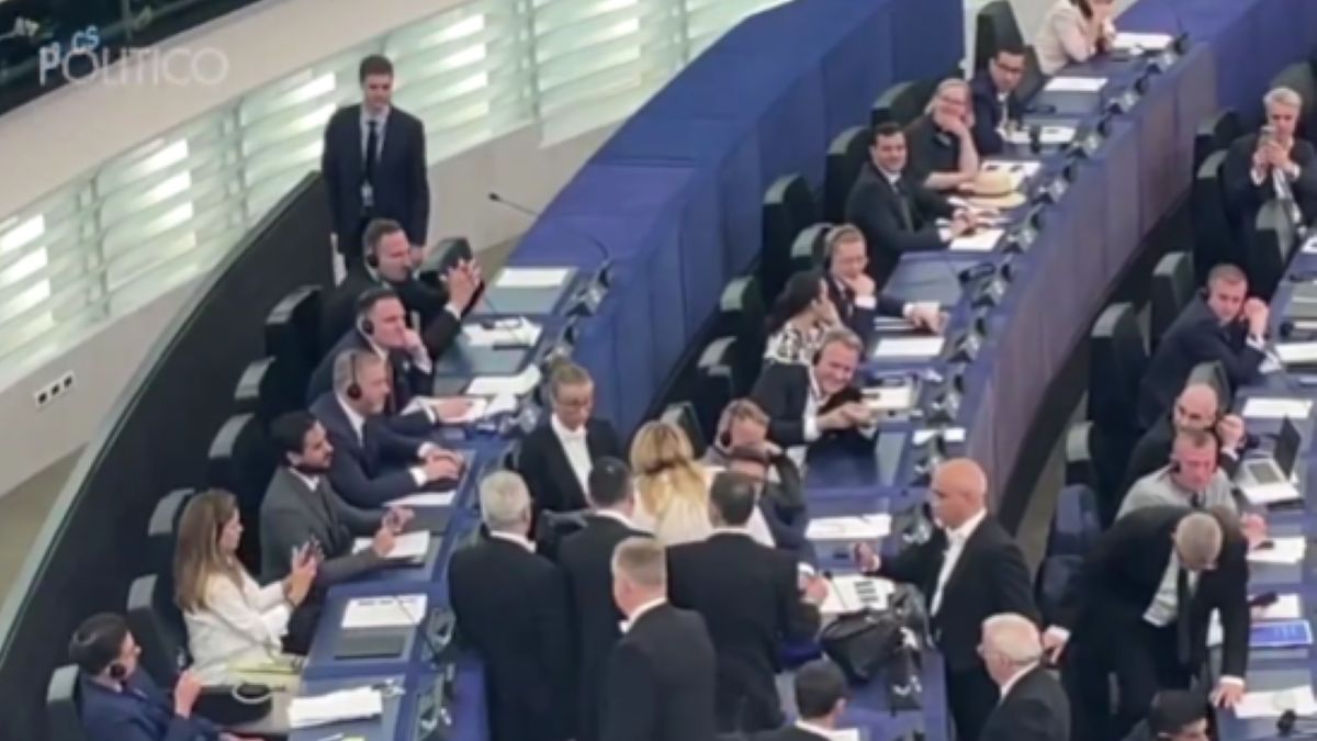 „Ukrajna támogatásával elpusztítják Romániát” – balhé tört ki a plenáris ülésen, kidobták a román EP-képviselőt (VIDEÓ)