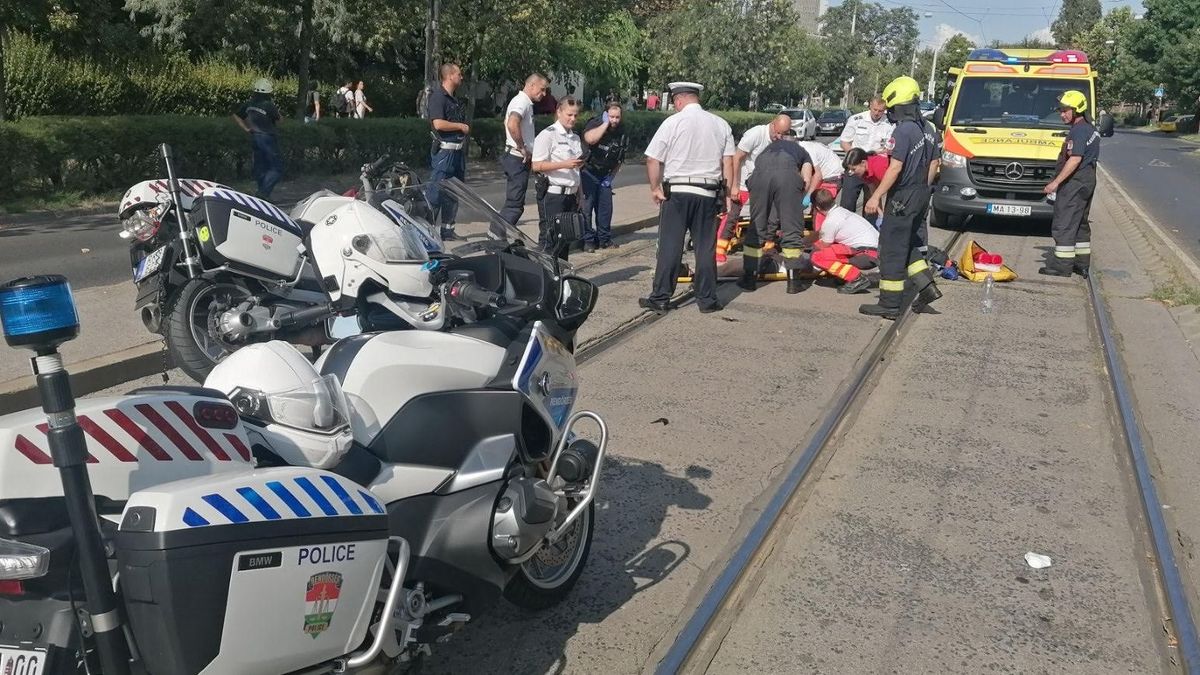 Motoros rendőrt gázoltak Budapesten, több bordája eltört