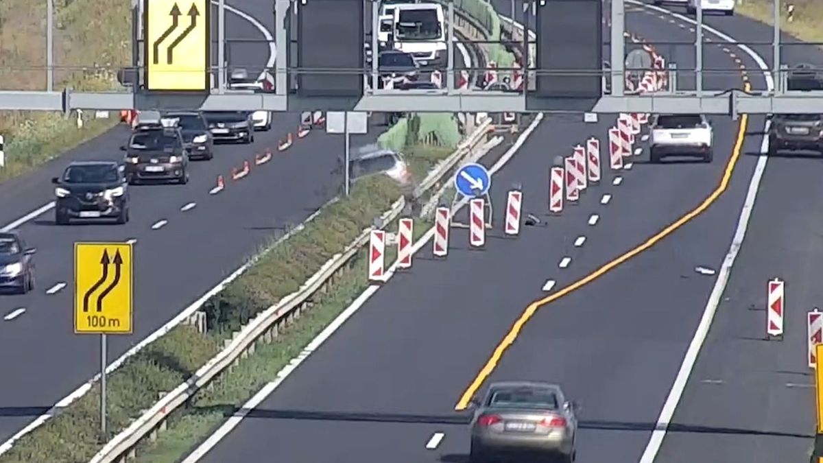 Hát itt mi történt? Átugratott egy autó a szembesávba az M1-esen! (VIDEÓ)