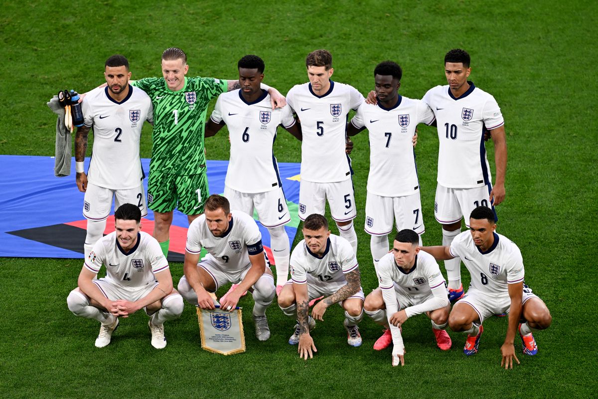 16 June 2024, North Rhine-Westphalia, Gelsenkirchen: Soccer, UEFA Euro 2024, European Championship, Serbia - England, preliminary round, Group C, match day 1, Arena auf Schalke, the players of the English national team have been lined up for a team photo