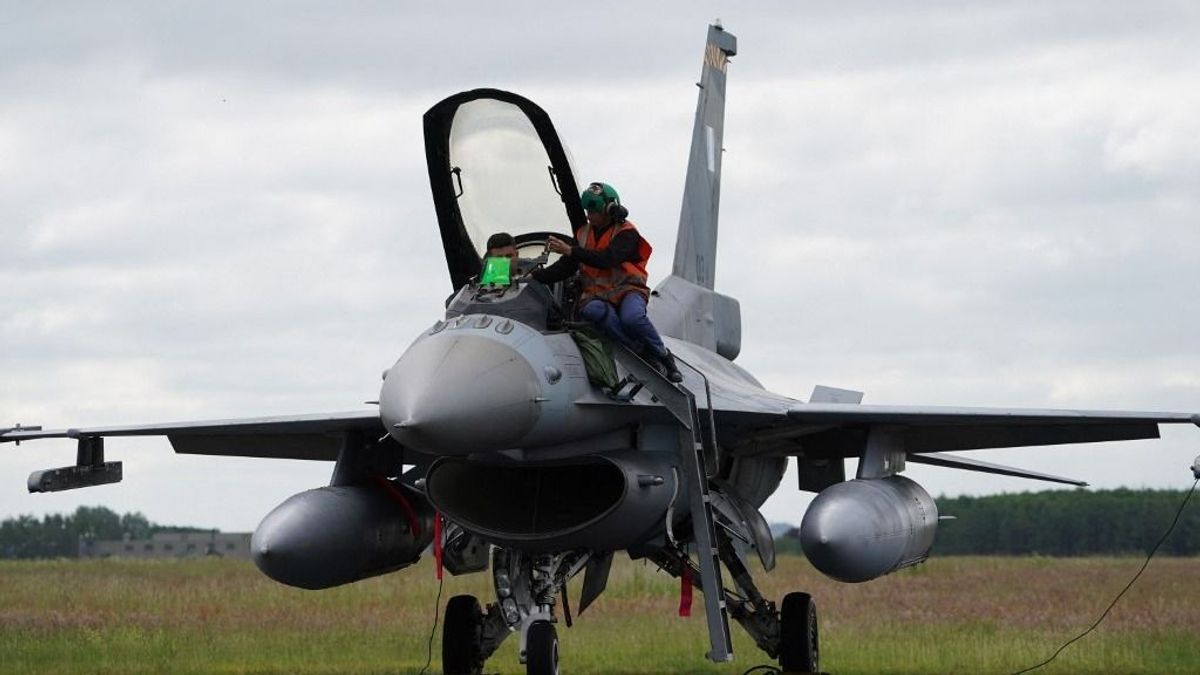 Huszonnégy F–16-os vadászgépet ígért a kijevi vezetésnek ez az ország