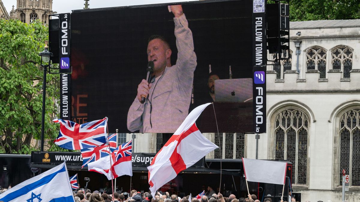 Óriási balhé Londonban: Tommy Robinson tüntetése mellé szerveztek egy Antifa demonstrációt is