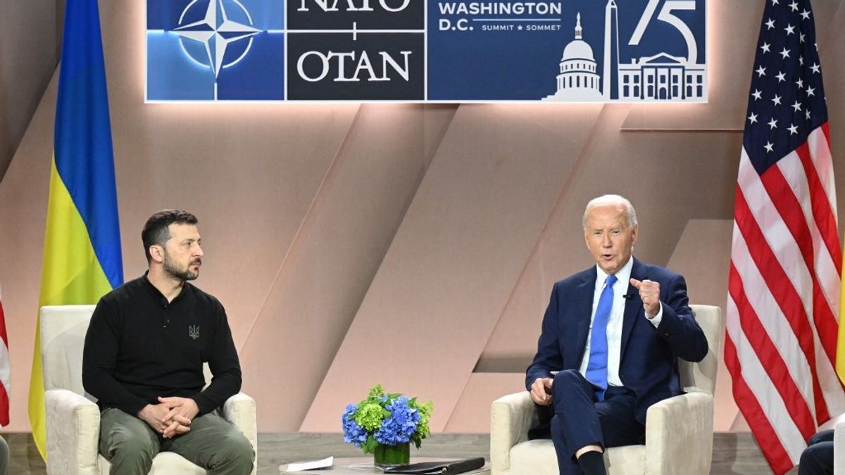 „Hölgyeim és uraim, Putyin elnök úr” – mutatta be Joe Biden Zelenszkijt (Videó)