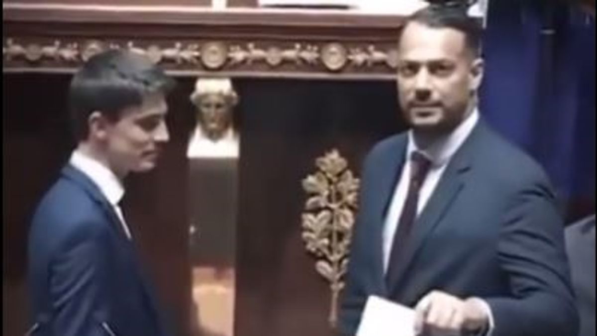 Fenyegető bámulás és kő-papír-olló: nem fogtak kezet a baloldali francia képviselők Le Pen párttársával (videó)