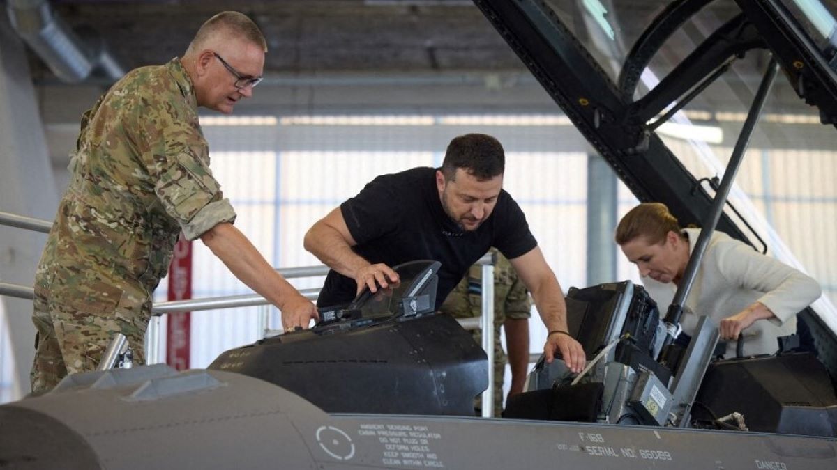 Sajtóhír: ha Zelenszkij nem lép, papírnehezékek lesznek az F–16-osok