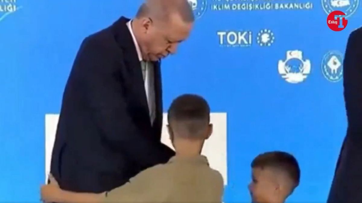 Rend van és fegyelem: nem csókolt kezet neki egy kisgyerek, ezért Erdogan arcon csapta (VIDEÓ)