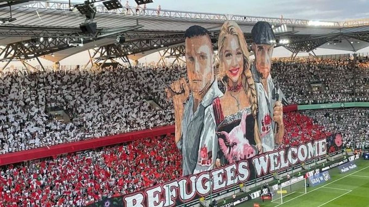 Refugees welcome – elvágott torkú szőke nő disznófejet tart a kezében, így üzentek a muszlimoknak a Legia Varsó ultrái (videó)