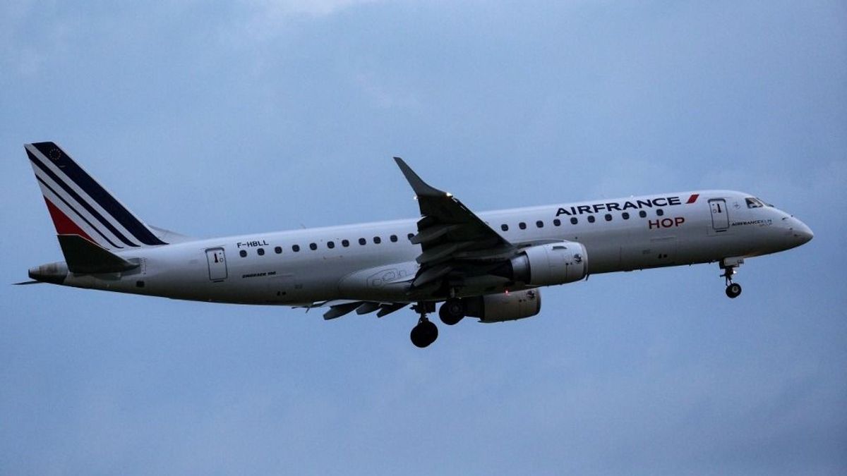 Tűzoltók várták az Air France járatát Ferihegyen