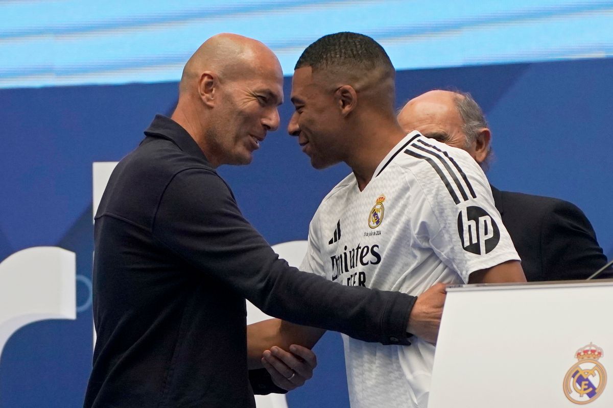 Madrid, 2024. július 16.
A francia válogatott Kylian Mbappé (j) Zinedine Zidane egykori francia futballcsillaggal a madridi Santiago Bernabeu Stadionban, amint bemutatják a Real Madrid spanyol labdarúgóklub új játékosaként 2024. július 16-án.