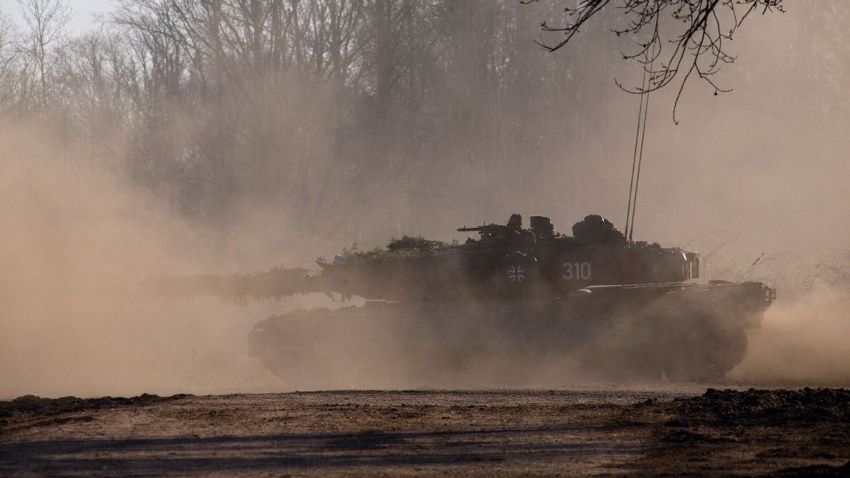 Folyamatosan lövik ki az oroszok, mégis egy tucat Leopard harckocsival bővül az ukrán flotta