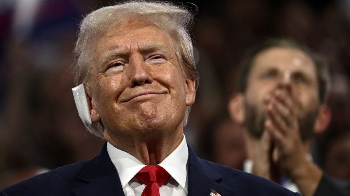 Bekötött füllel vonult be Trump a republikánus nemzeti konvencióra: óriási ováció fogadta (VIDEÓ)