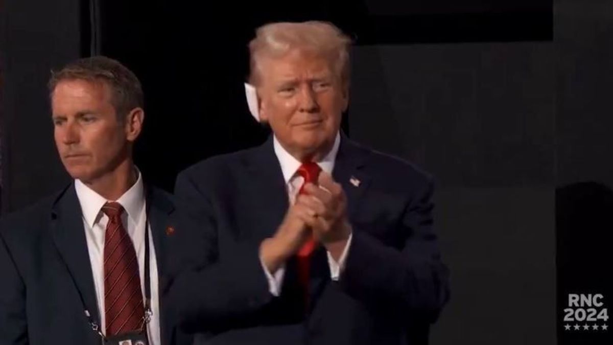 Így néz ki az ellőtt fülű Trump, először jelent meg a merénylet óta (VIDEÓ)