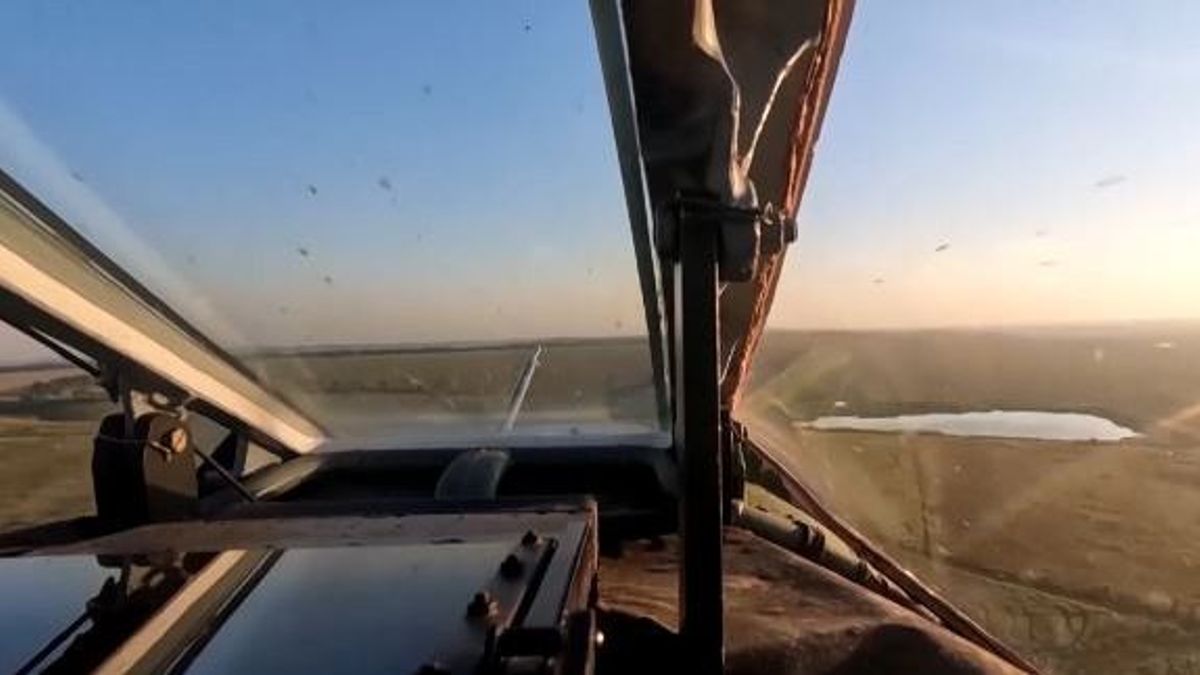 Videón, ahogy megsemmisítő csapást mérnek orosz vadászrepülők az ukrán állásokra