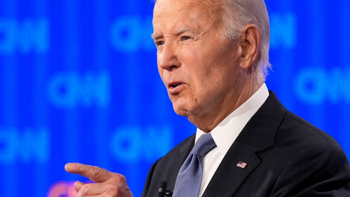 Biden egyetlen mozdulattal zavarba hozta a férfit a gratulációjával (VIDEÓ)