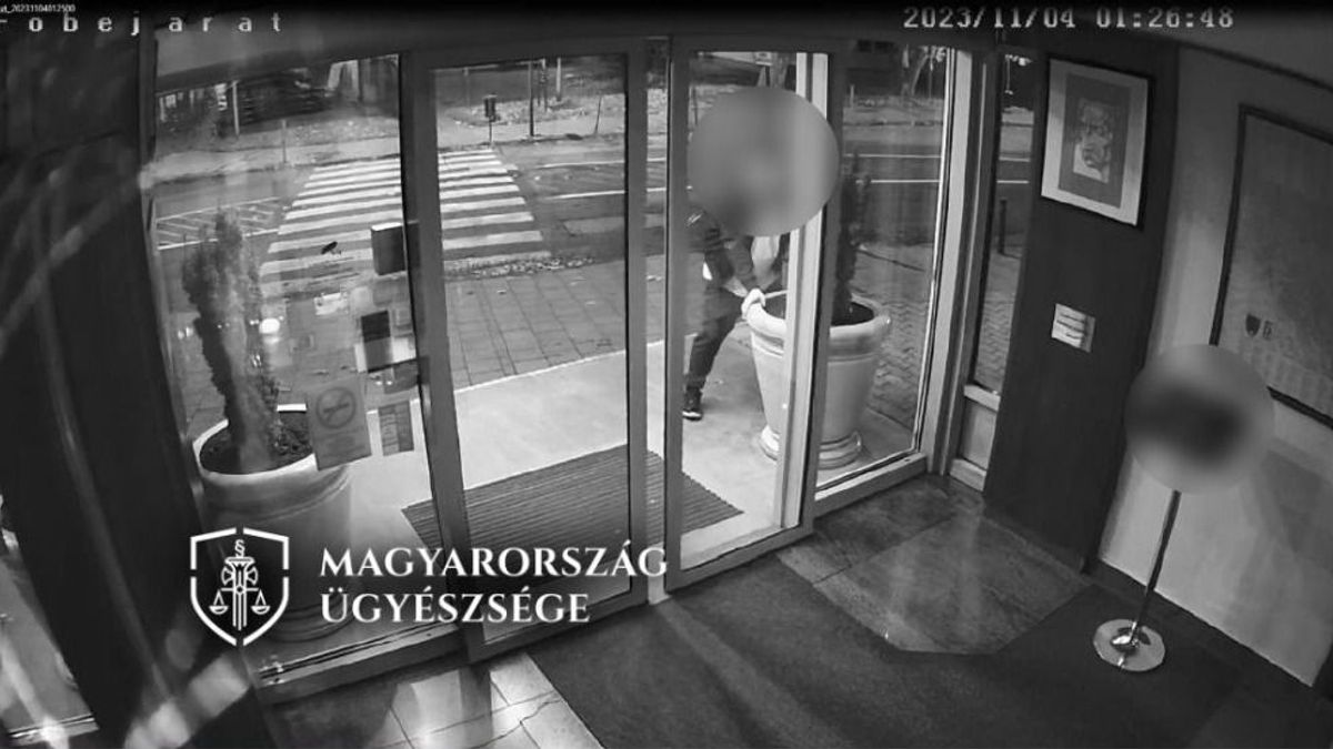 A recepciós bezárta az üvegajtót, ekkor szabadult el a pokol