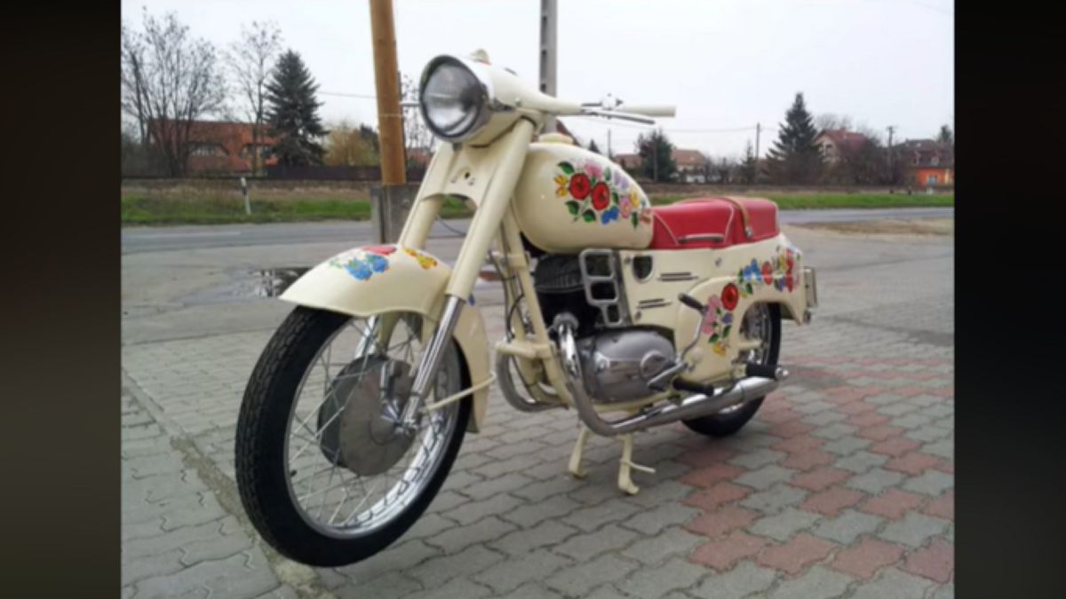 Egy kalocsai mintás motor a TikTok kedvence (VIDEÓ)