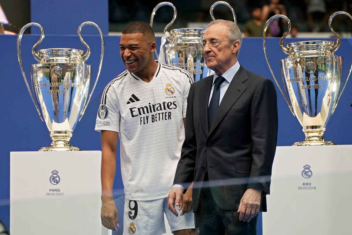 Madrid, 2024. július 16.
A francia válogatott Kylian Mbappé (b) Florentino Pérez klublenök mellett, a madridi Santiago Bernabeu Stadionban, amint bemutatják a Real Madrid spanyol labdarúgóklub új játékosaként 2024. július 16-án.  