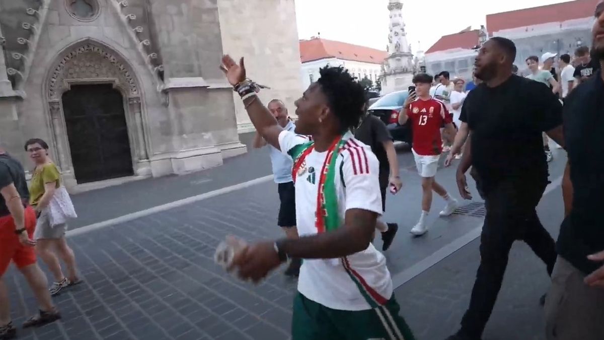 „Bemegyek Románia legnagyobb várába” – mondta a Mátyás-templom mellett az amerikai influenszer magyar mezben (VIDEÓ)