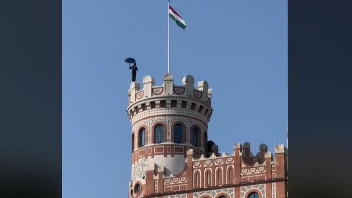 Rejtély: egy öltönyös, esernyős ember jelent meg a Magyar Nemzeti Bank tetején (VIDEÓ)