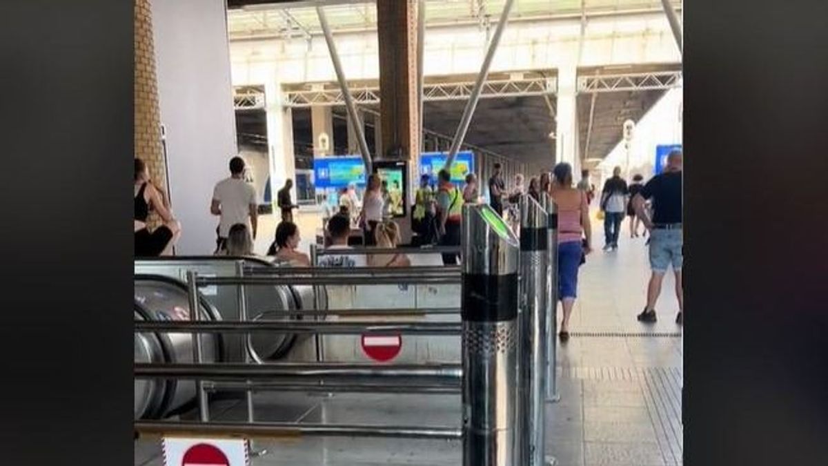 Nézni is rossz: videón ahogy egy biztonsági őr és egy nő vív ökölpárbajt a Nyugati pályaudvaron
