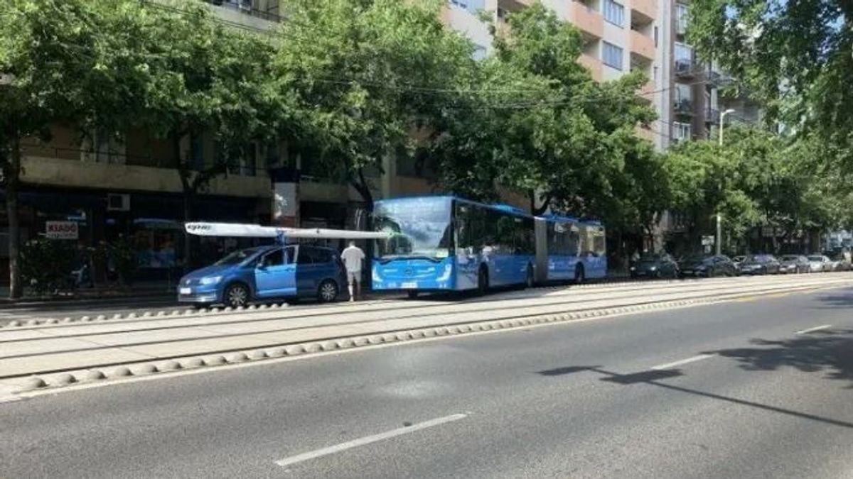 Ilyet is ritkán látni: kajak nyársalta fel a BKV-buszt