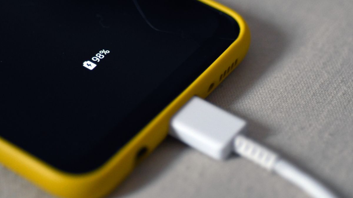 Figyelmeztet a tűzoltó: ezért ne hagyd éjszakára a töltőn az iPhone-odat