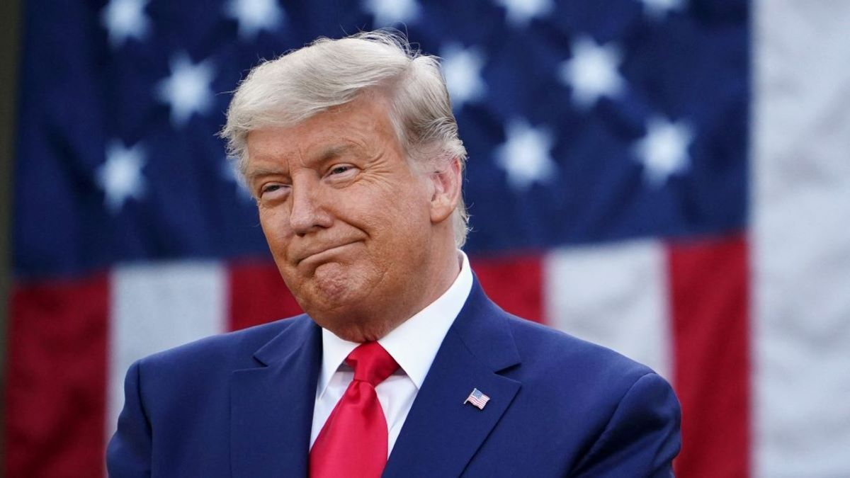 Új nagyágyú állt ki Donald Trump mellett: a lelkesítő beszéde alatt még a textilt is letépte magáról (VIDEÓ)