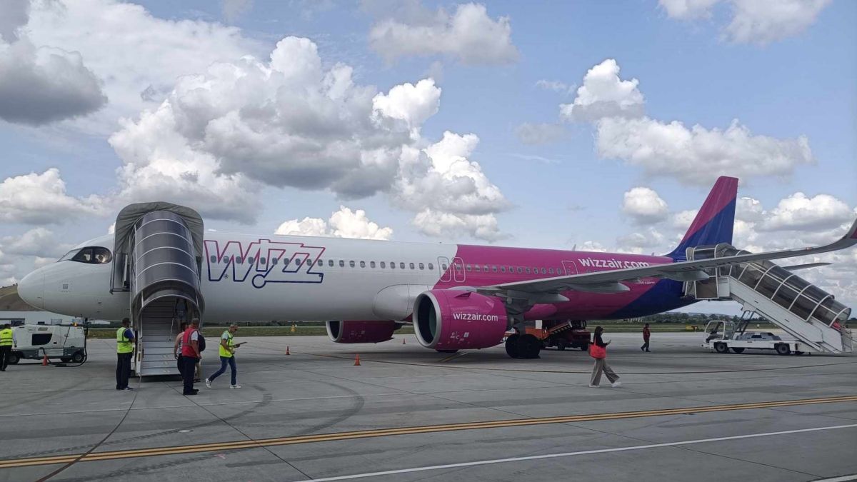 „Az európai légi közlekedésben teljes káosz van” – Deutsch Tamás, Ákosék és a Demokrata újságírója is pórul járt a Wizz Air törölt járatai miatt