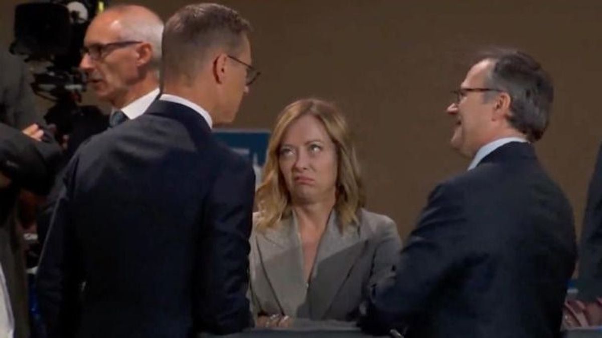 Meloni elképesztő grimaszokat vágott, mialatt Biden várakoztatta az állam- és kormányfőket (VIDEÓ)