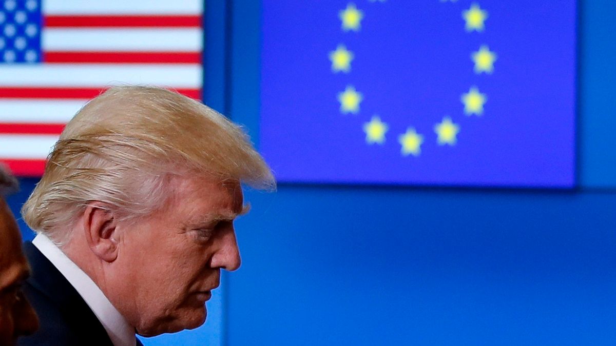 Egyik kezével simogatná, a másikkal ütné Trumpot az Európai Unió