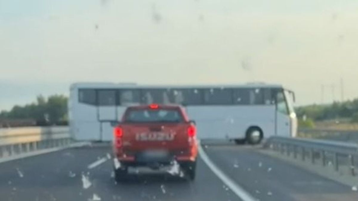 Elképesztő felvételek: keresztbe állt a busz a magyar autópályán, majd elindult szembe a forgalommal (VIDEÓ)