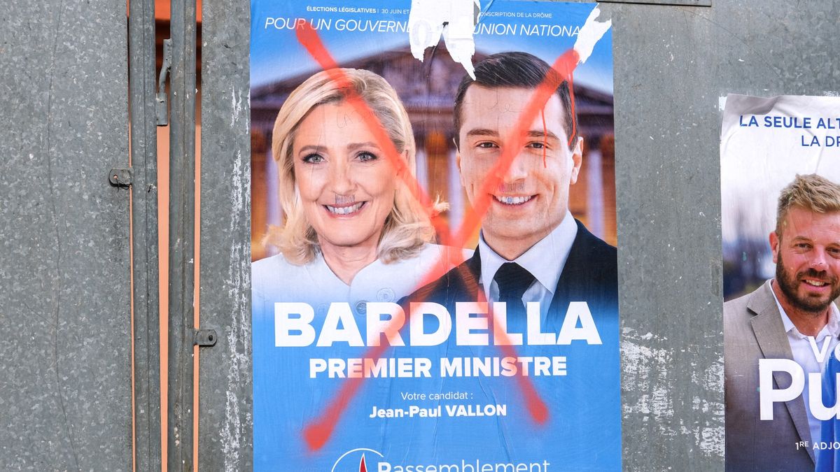 „Te visszalépsz nekem, én neked” – összefogással akadályoznák meg Le Pen győzelmét Franciaországban