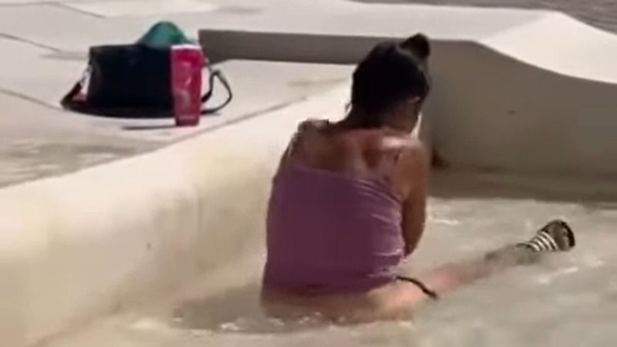 Szégyentelenül fürdőzik egy nő Nagyvárad központjában egy szökőkútban (VIDEÓ)