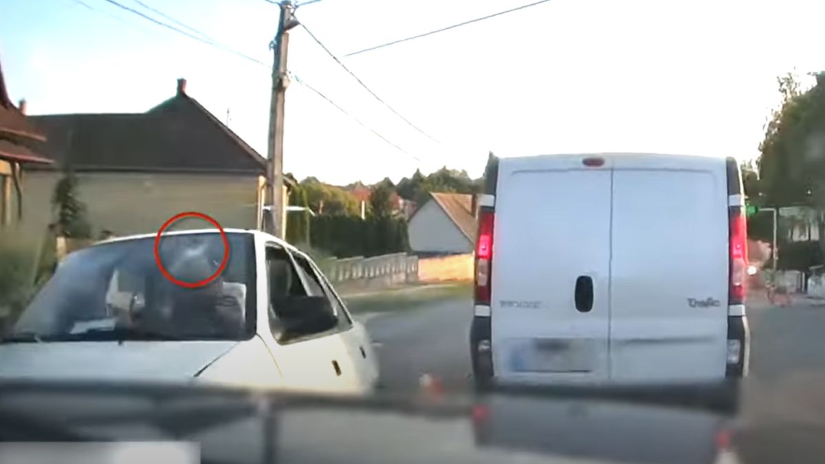 Döbbenetes videó: úgy belerohant a dugóban álló autóba a sofőr, hogy lefejelte a szélvédőt