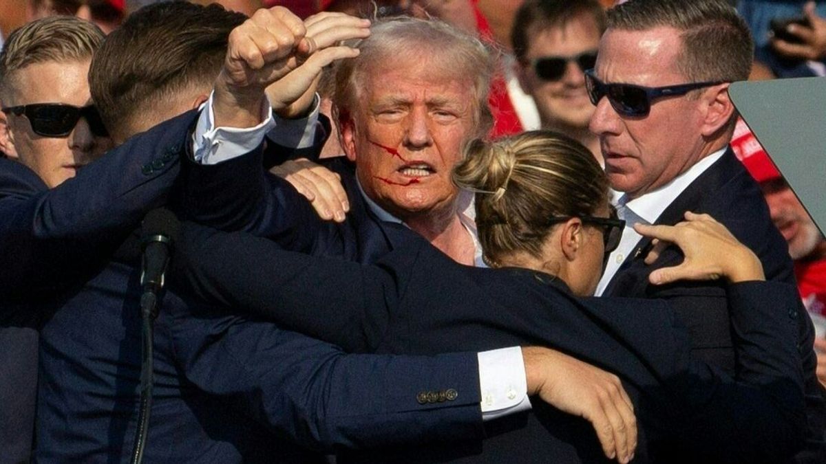 Lassított felvételen a mozdulat, amely megmenthette Donald Trump életét