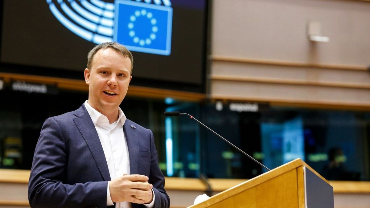 Háborús propaganda: Daniel Freund a tényeket elferdítve támadja Orbánt a békemissziója miatt