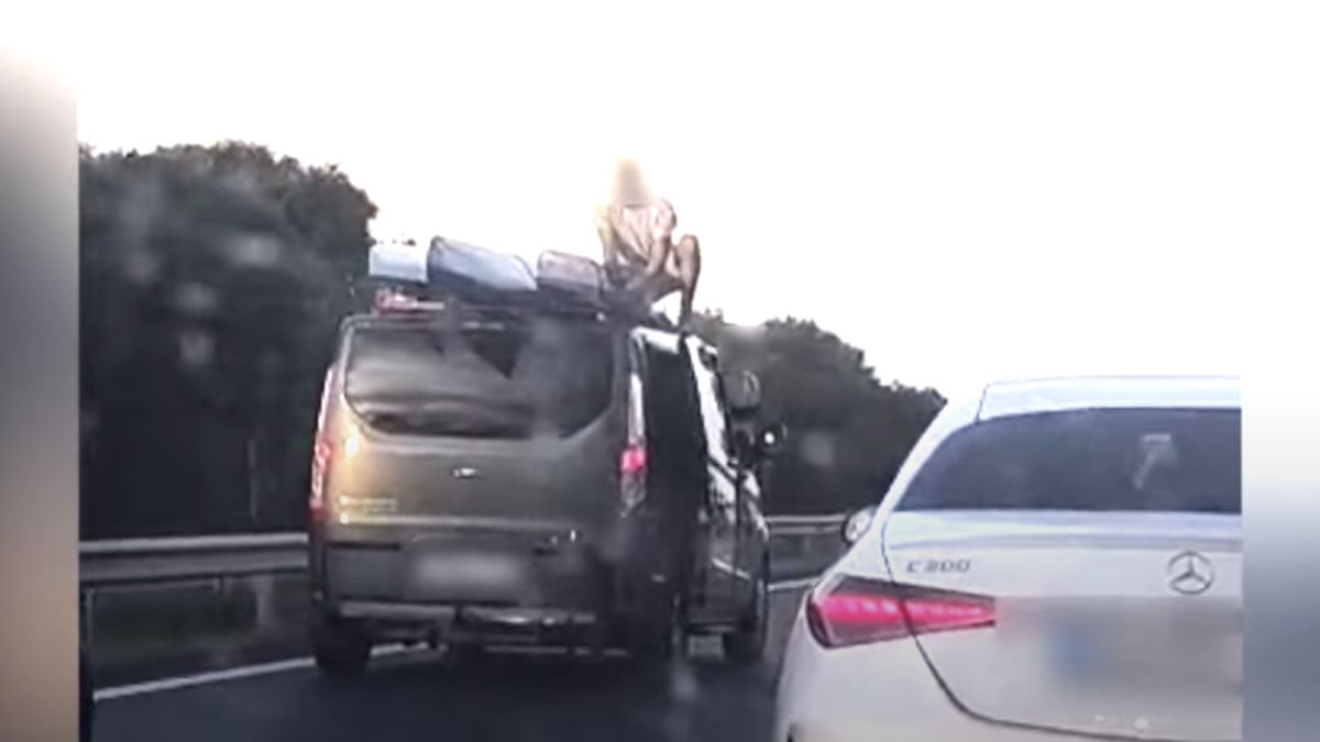 Menet közben rakodott a magyar „pókember” az autópályán, még segítsége is akadt (VIDEÓ)
