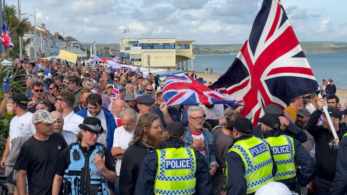 Far-right groups in England continue anti-immigrant protests, clash with counter-protesters