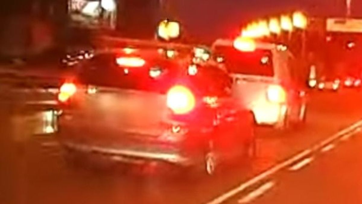 Akkorát büntetőfékezett a rendőr, hogy azt látni kell (VIDEÓ)