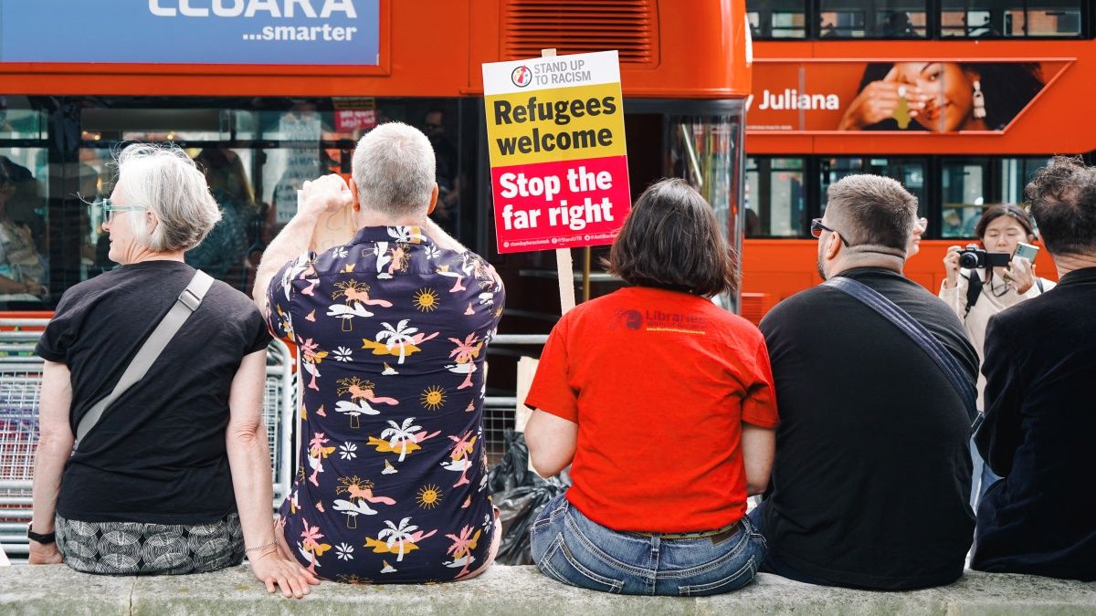 A bevándorlásellenes erőszakhullám folytatódásától tart a brit kormány