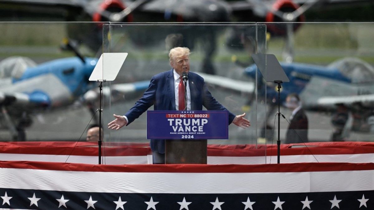 Trump golyóálló üveg mögött: megtartotta az első kültéri beszédét a merényletkísérlet óta