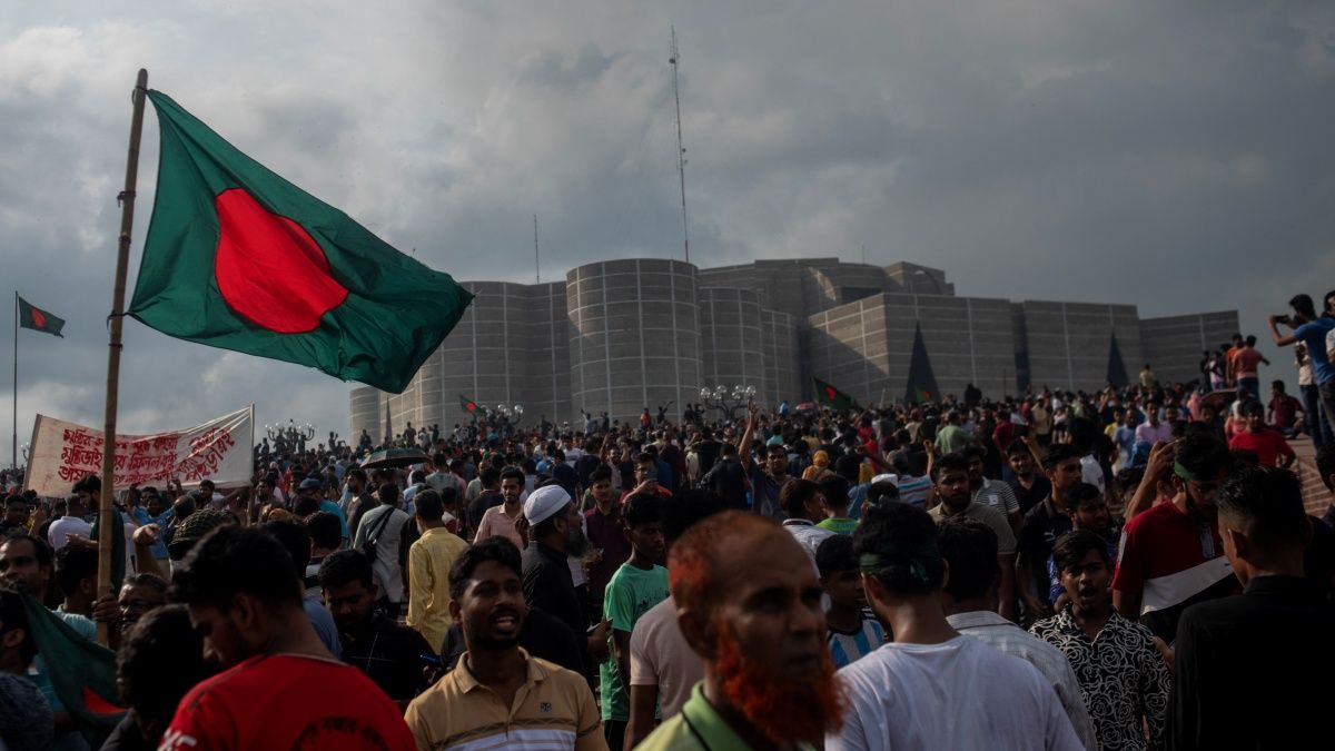 Durva zavargások, elmenekült kormányfő: mi folyik Bangladesben?