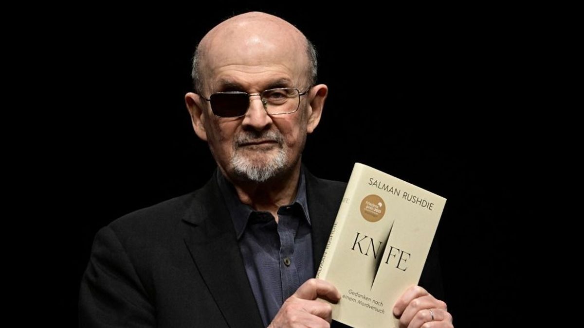 Salman Rushdie túlélte egy iszlamista késelését, most megírta a merénylet történetét